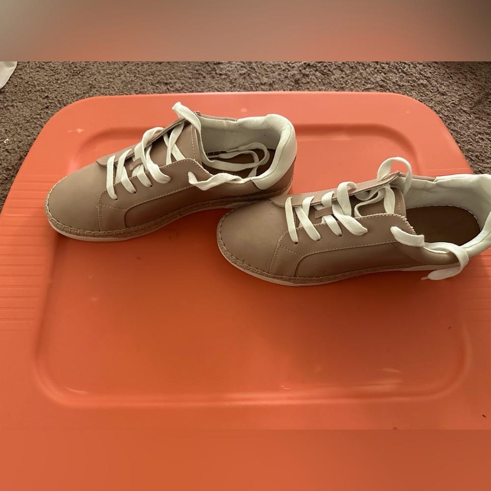 Universal thread, size 11 summer sneakers.
